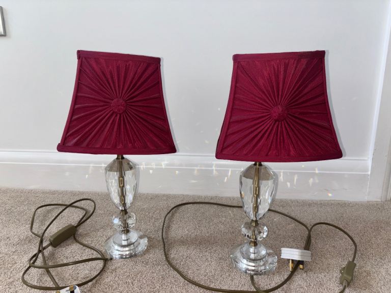 2 x deep red lights with crystal stand