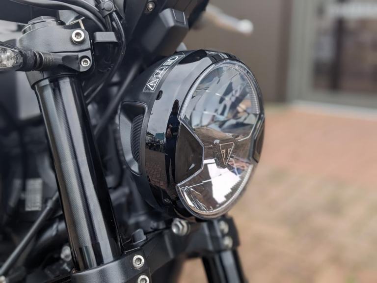 TRIUMPH TRIDENT 660 2024 - BLACK - HEATED GRIPS- 2 SERVICE STAMPS - QUICKSHIFTER