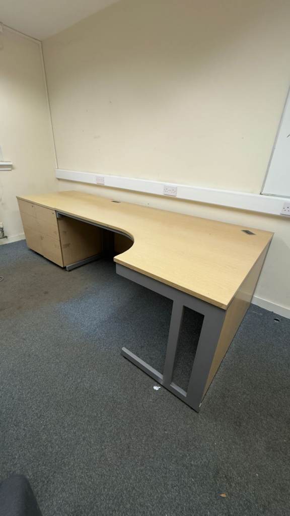 Professional Ergonomic Cantilever Corner Office Desk 180cm long 120cm and 80cm depth 72cm in height