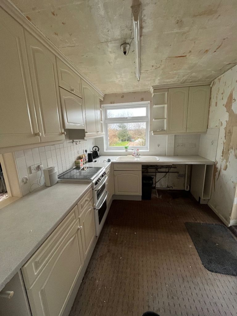 Full kitchen with oven and integrated fridge