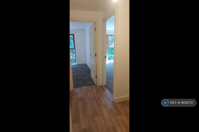 1 bedroom flat in Bills Included, Weybridge, KT13 (1 bed) (#1608731)