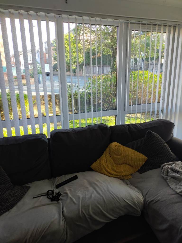 4 SETS OF BEAUTIFUL VERTICAL BLINDS EXCELLENT CONDITION NEARLY NEW