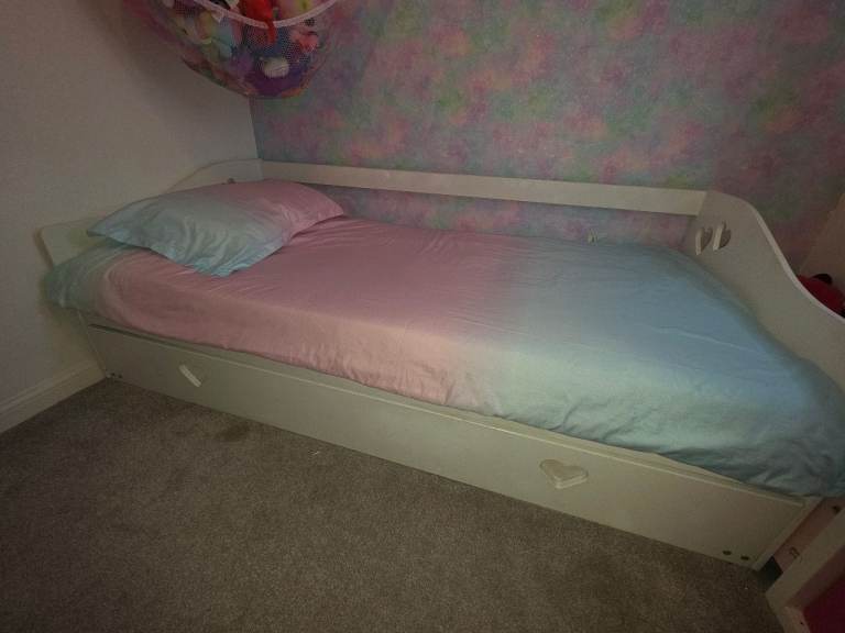 Single bed with pull out trundle