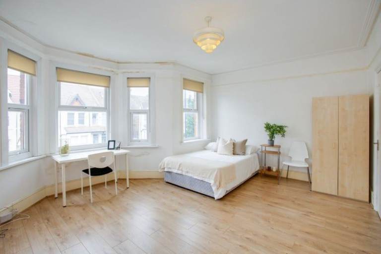Double room -big size Elizabeth Line - 5min walk. Great Location-West Ealing Station 