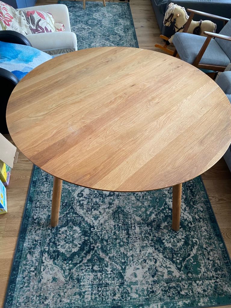 Round Wooden Dining Table – Excellent Condition