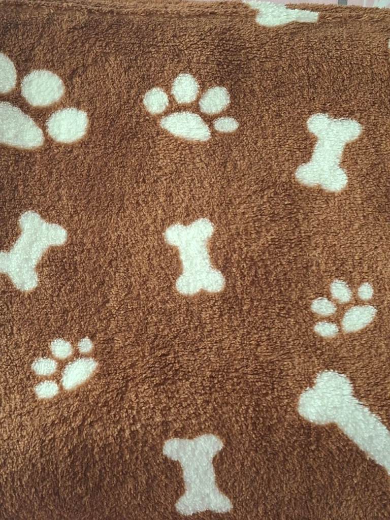 NEW & UNUSED A BROWN FLEECE BONES & PAWS DOG BLANKET SOFT WARM & COSY 