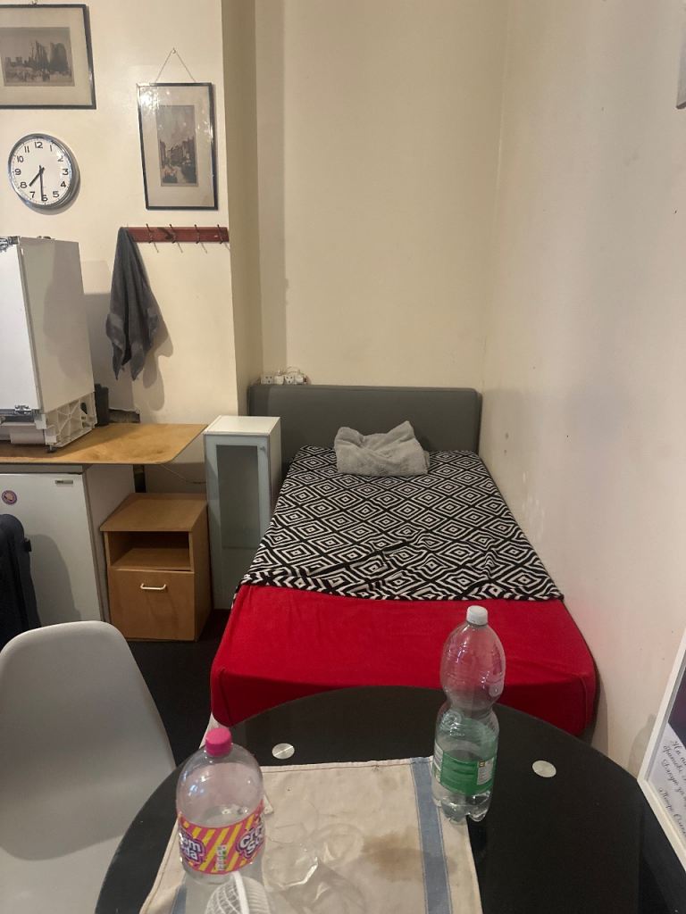Large double room to share with another 2 males