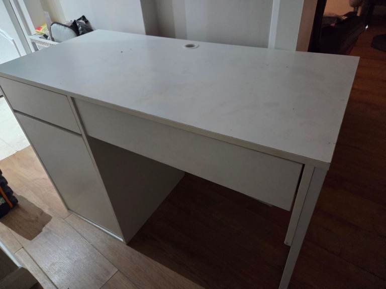 Free vanity table 