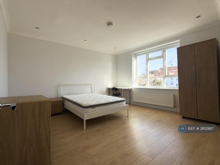 1 bedroom flat in Camden Road, London, NW1 (1 bed) (#2812987)