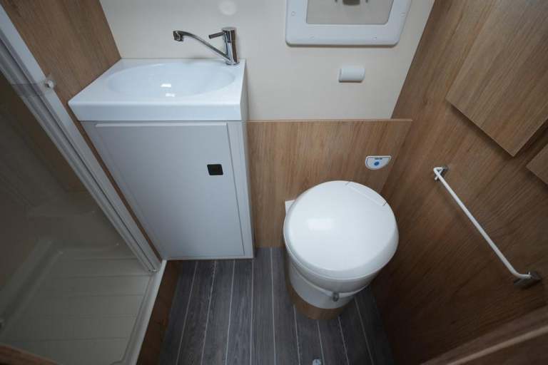 Roller Team T-Line 590 FIAT 4 BERTH 4 TRAVEL SEAT MOTORHOME