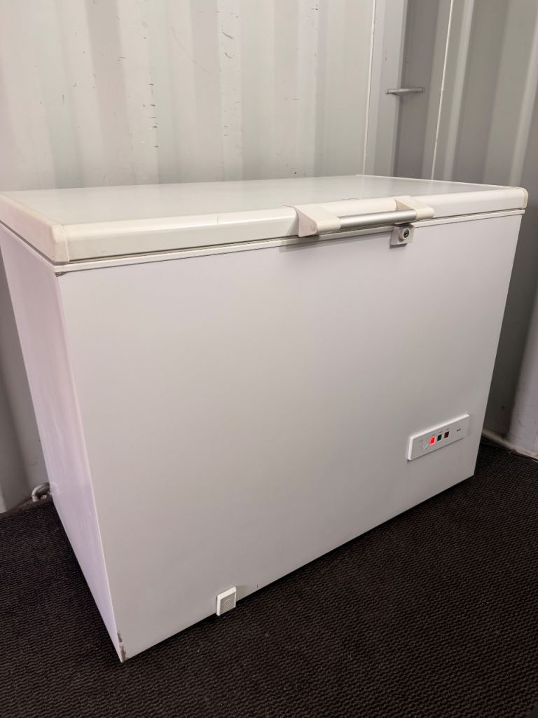 Free Delivery - Bosch Large Chest Freezer 230 Litres (£250)