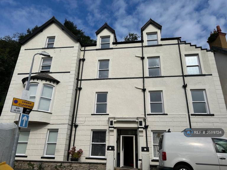 2 bedroom flat in Llwynon Gardens, Llandudno, LL30 (2 bed) (#2689724)