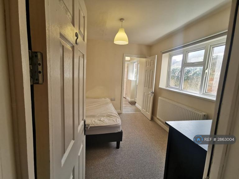 1 bedroom flat in County Rd, Swindon, SN1 (1 bed) (#2863004)
