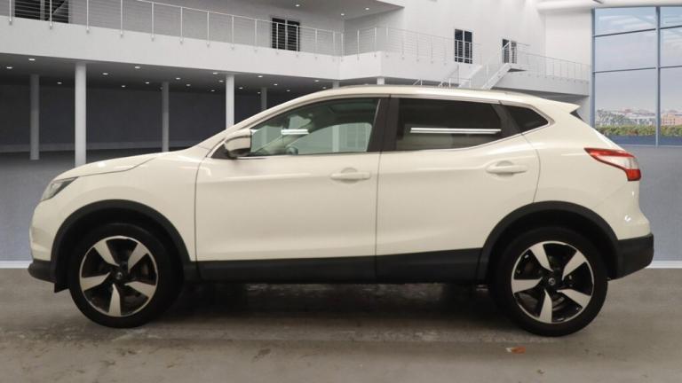 2017 Nissan Qashqai 1.2 DiG-T N-Connecta 5dr ++ PANROOF / NAV / CAMERA / ULEZ ++ HATCHBACK Petrol...