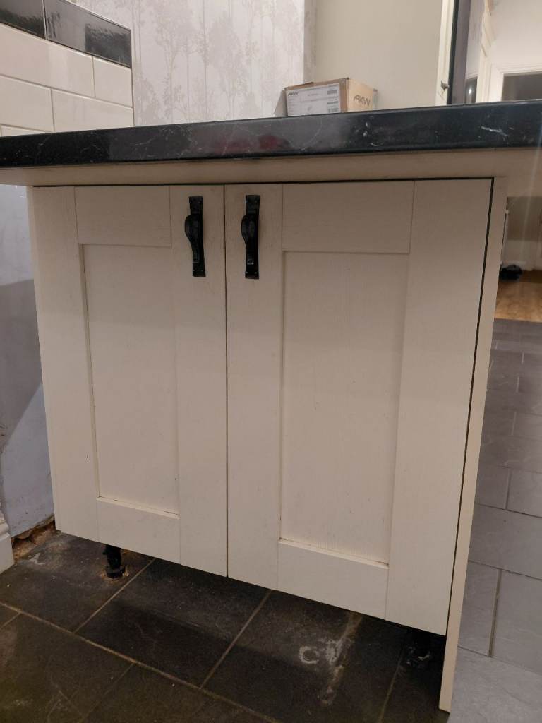 Compact Ivory Shaker Kitchen Unit with Double Doors