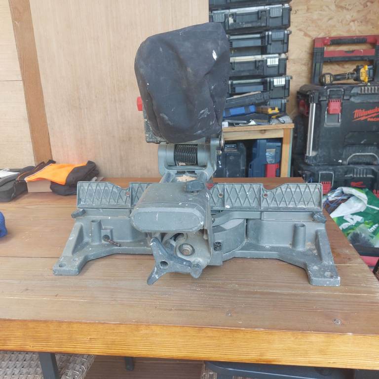 Milwaukee M18 FUEL FMS190 Cordless Mitre Saw with Charger and Battery