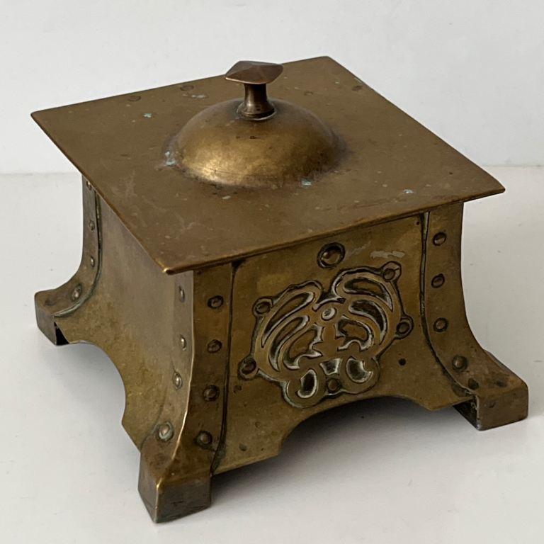 Antique Arts and Crafts Brass Inkwell Hinged Cover Rivetted Borders Circa 1900. Integral Pen Holder