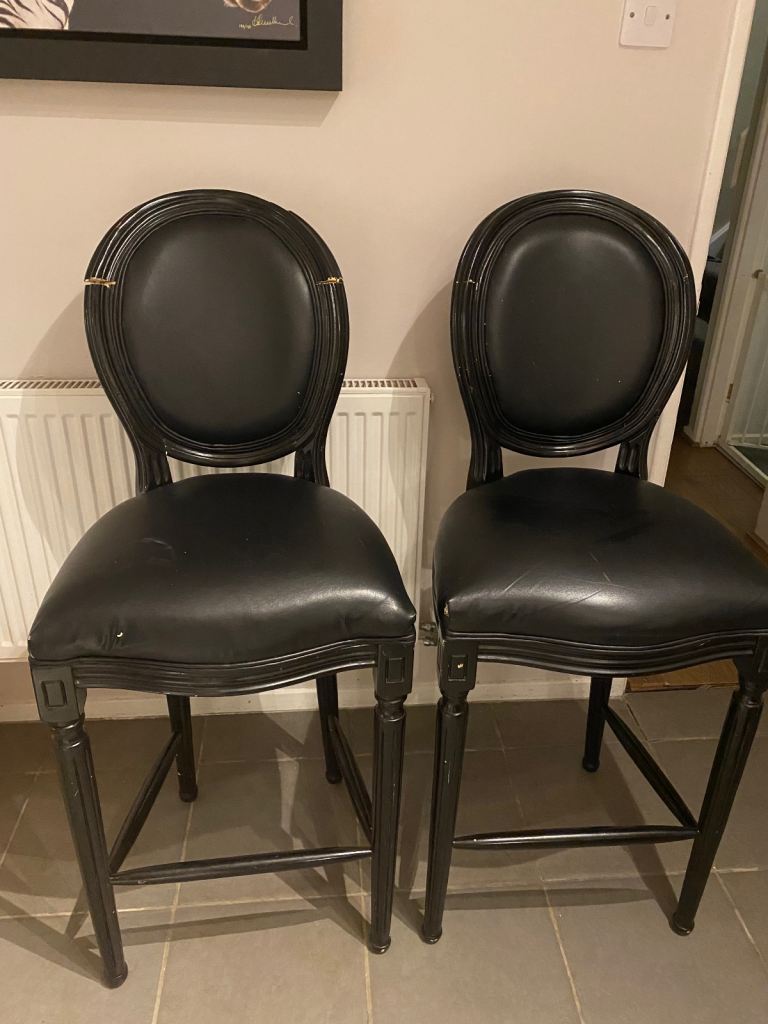 2x black bar stools 