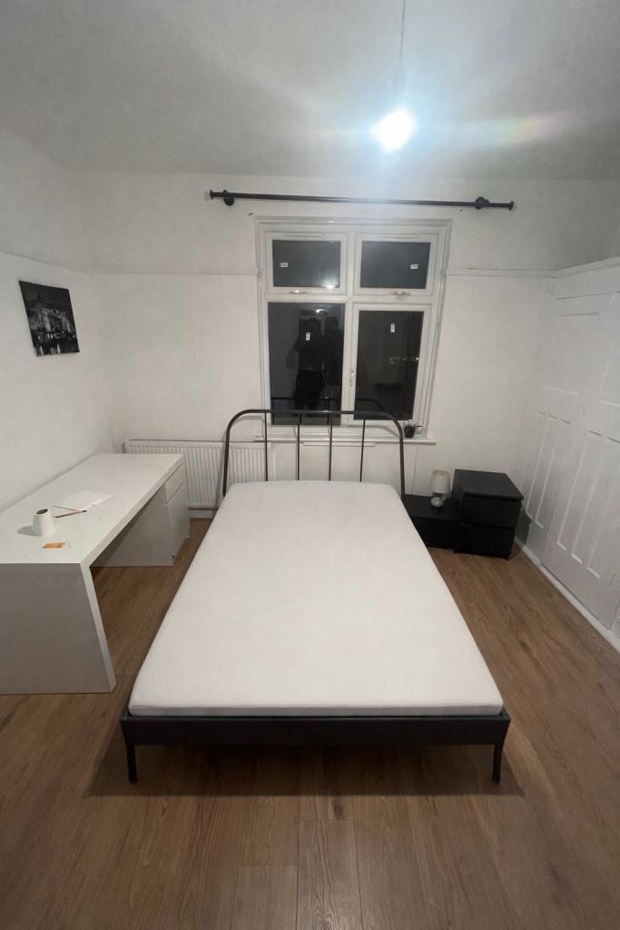 Bright & Spacious Double Room – £200 per week – Near Lea Bridge Station (Stratford area)