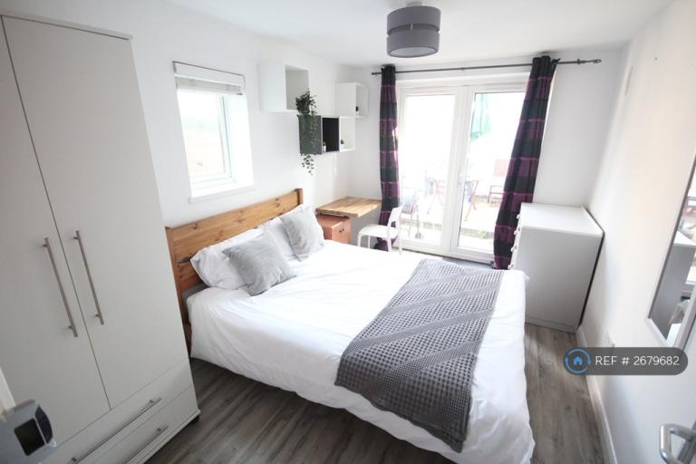 5 bedroom house in Telephone Road, Portsmouth, PO4 (5 bed) (#2679682)