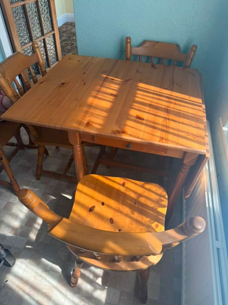 Pine Wood Dining Table and Four Chairs – Good Condition