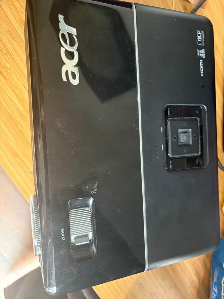 Acer Multimedia Projector - Good Condition with Remote Control