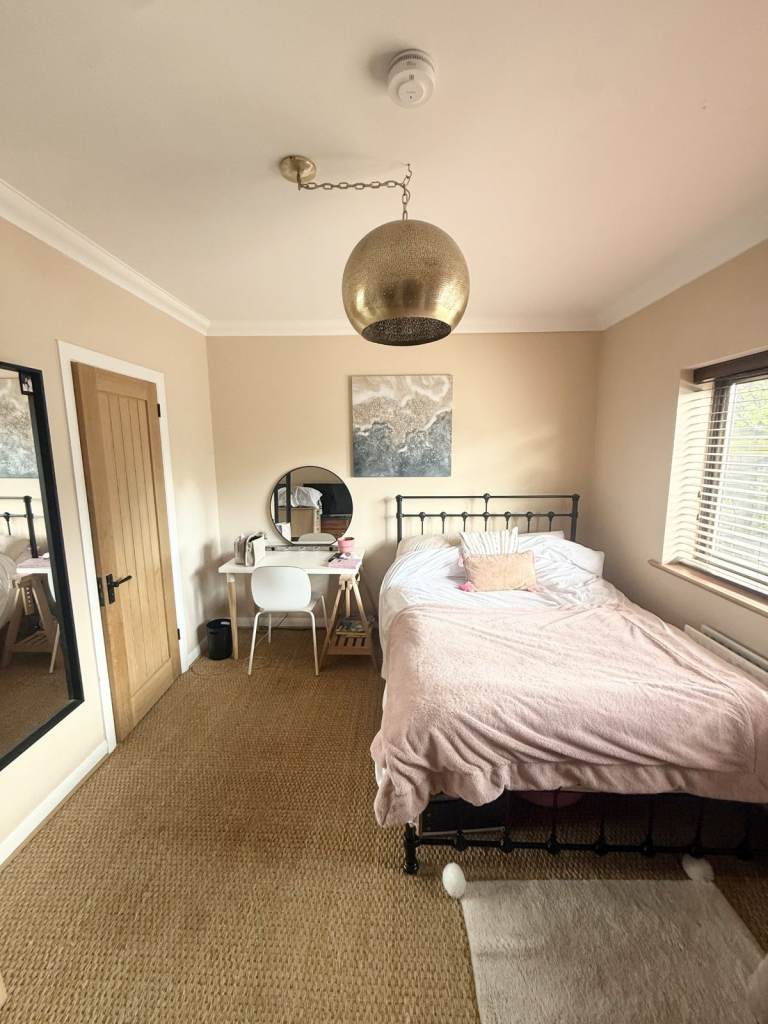 Lovely double room to rent in Home near beach - Southbourne 