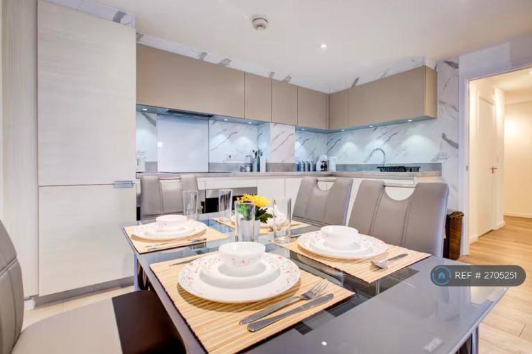 2 bedroom flat in Callisto Court, London, E16 (2 bed) (#2705251)