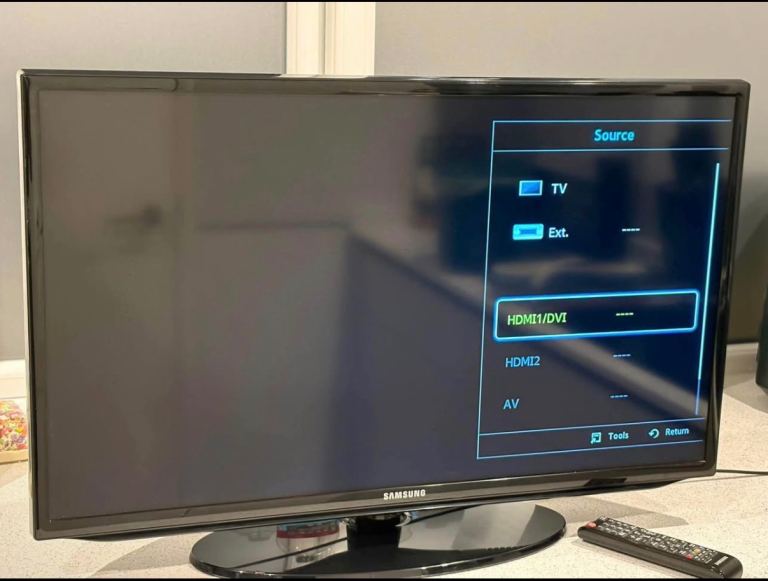 Samsung 32" Full HD Smart TV with Remote