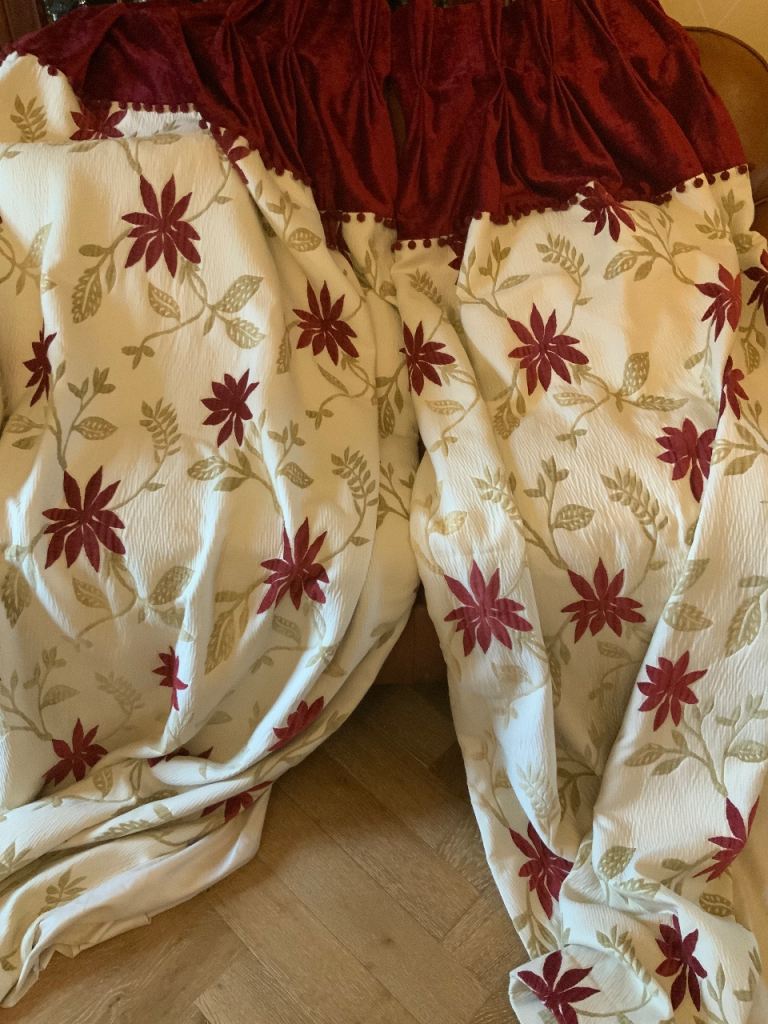 Pair of Floral Pattern Curtains with Red Trim – Good Condition