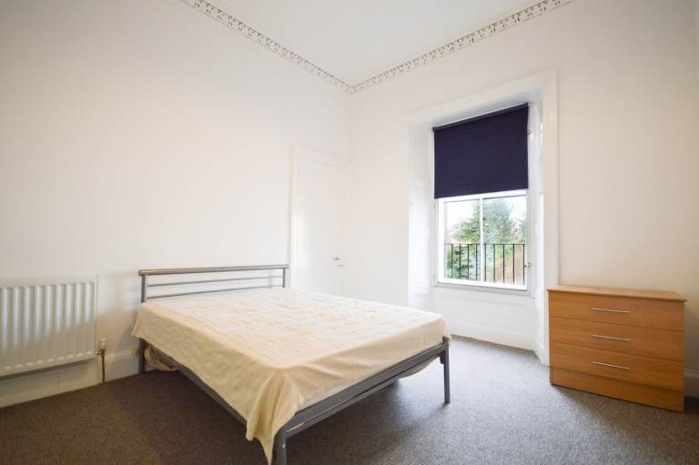 DOUBLE BEDROOM available within large, central flat with WiFi in Newington – available soon