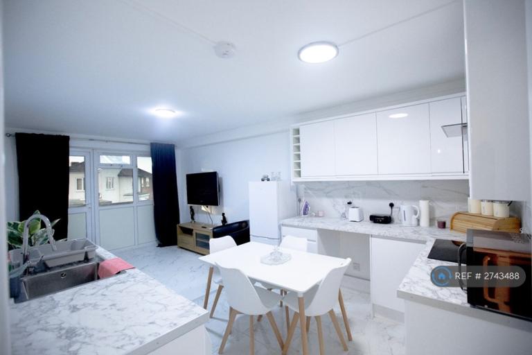 2 bedroom flat in Dagenham Heathway, Dagenham, RM9 (2 bed) (#2743488)