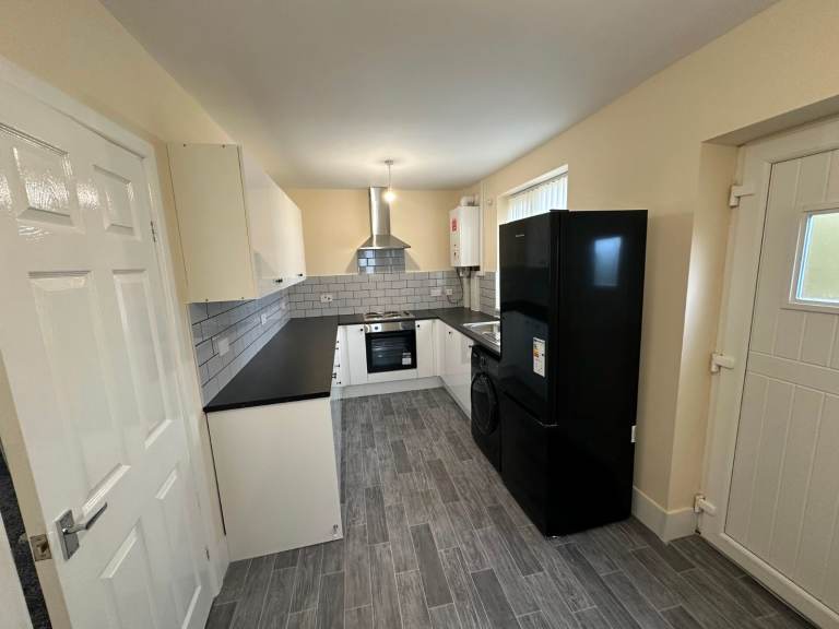 3-Bedroom Fully Refurbished Property to Rent – OL6, Ashton-under-Lyne