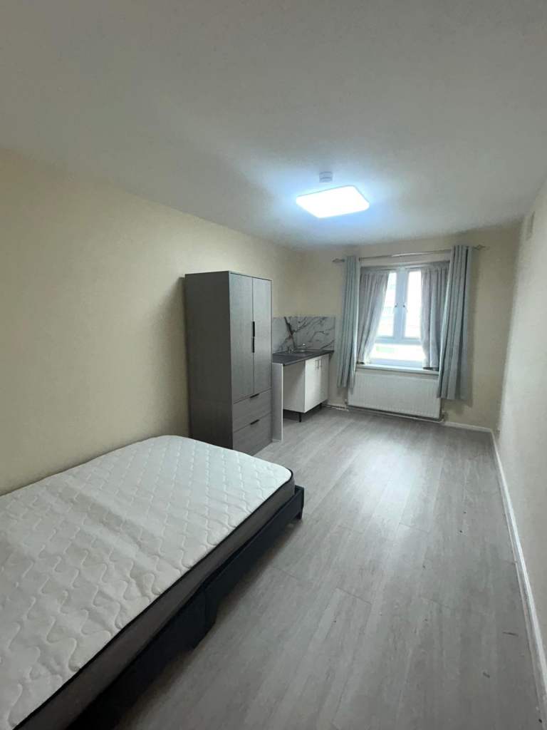 Lovely Ensuite room to Rent. Greenford UB6 £1200 pm incl bills. DSS accepted  Single/Couple