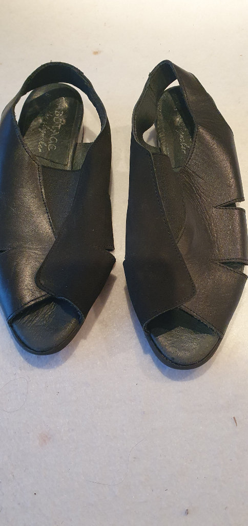 BLACK LEATHER OPEN TOWED SLING BACK SANDAL  - SIZE 39 / 5