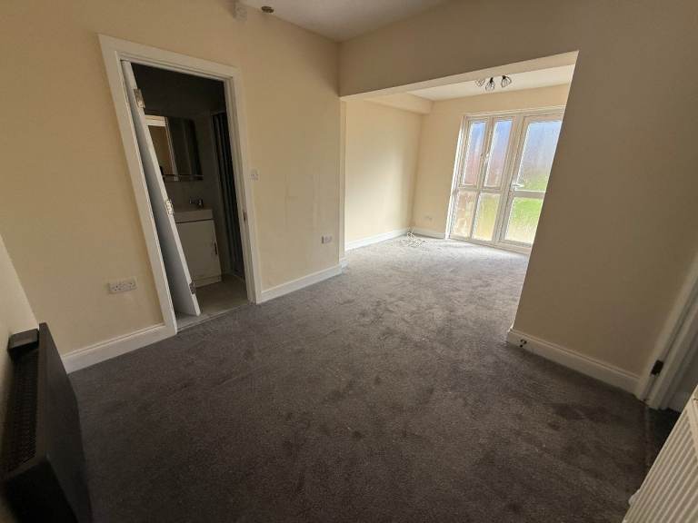 Separate studio flat  in the building in Wembley central near Alpeton station  including bills  