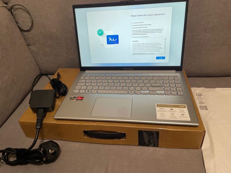 Asus Vivobook Go 15 Laptop - 15.6in FHD, AMD Ryzen 3, 8GB RAM, 512GB SSD - Silver / Brand New