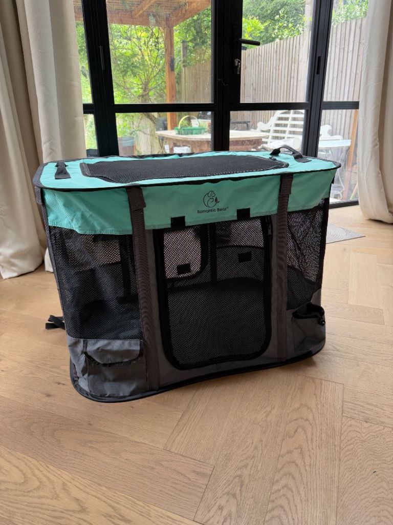 Collapsible travel pen for pets