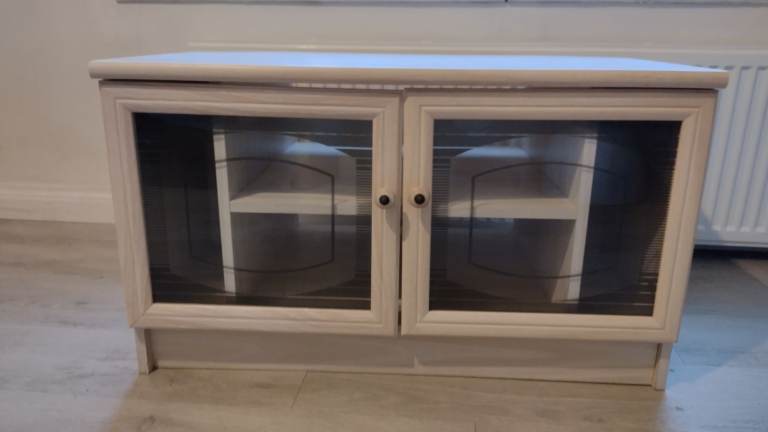 Beautiful, modern TV Unit - FREE TO COLLECT 