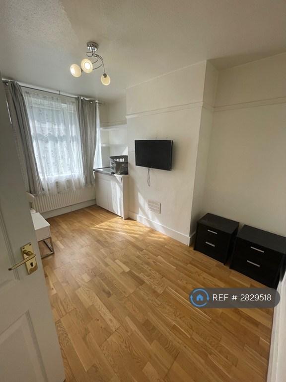 2 bedroom flat in Shelley Avenue, Greenford, UB6 (2 bed) (#2829518)