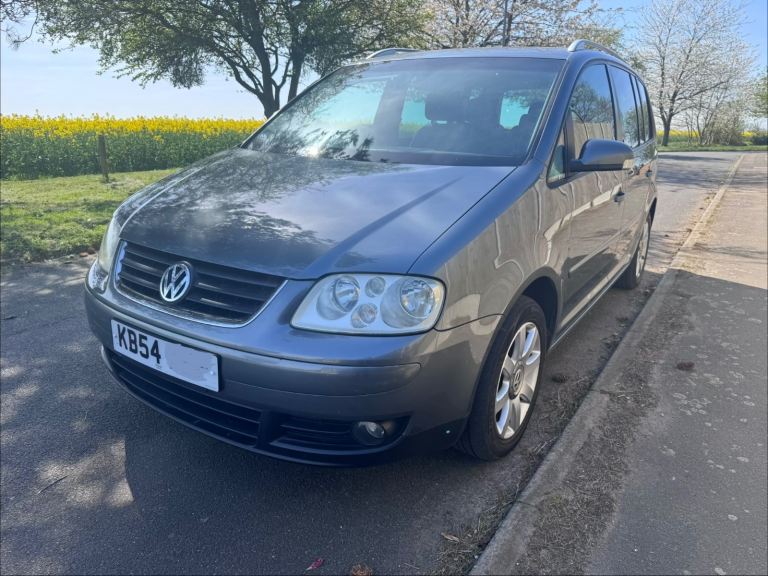 VW Touran 2.0 TDI Sport 140 - Manual. 