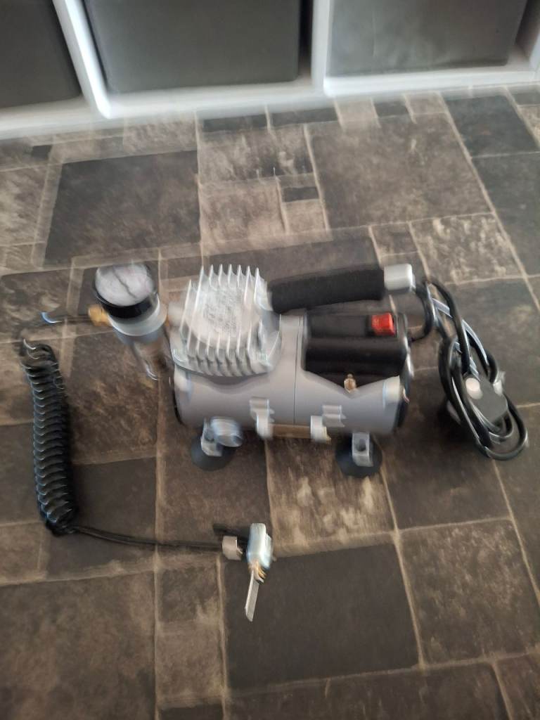 Compact Air Compressor with Pressure Gauge – Good Condition