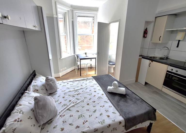 Studio flat to let in Winton area near M2 bus route and all Charminster street amenities