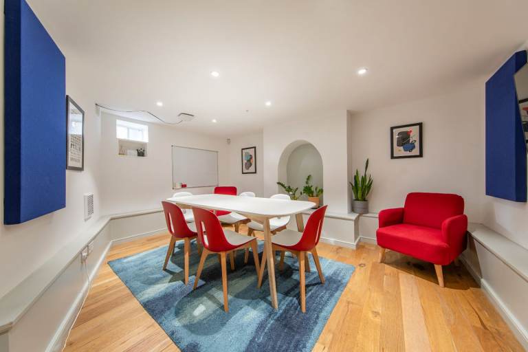 6 Person office in Dalston all inclusive with meeting rooms 