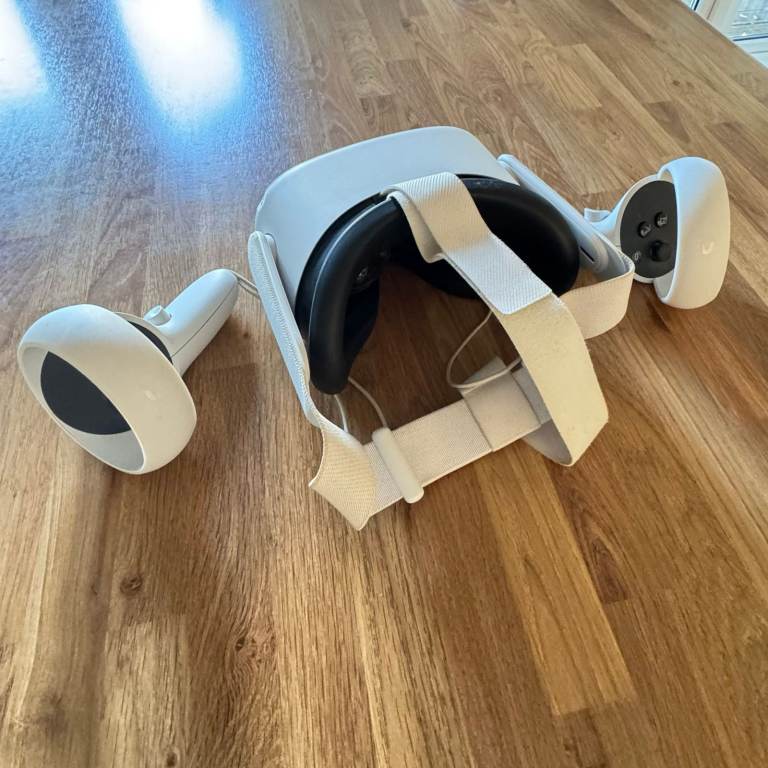 Oculus Quest 2 256GB VR Headset with Controllers – As Good As New for Sale
