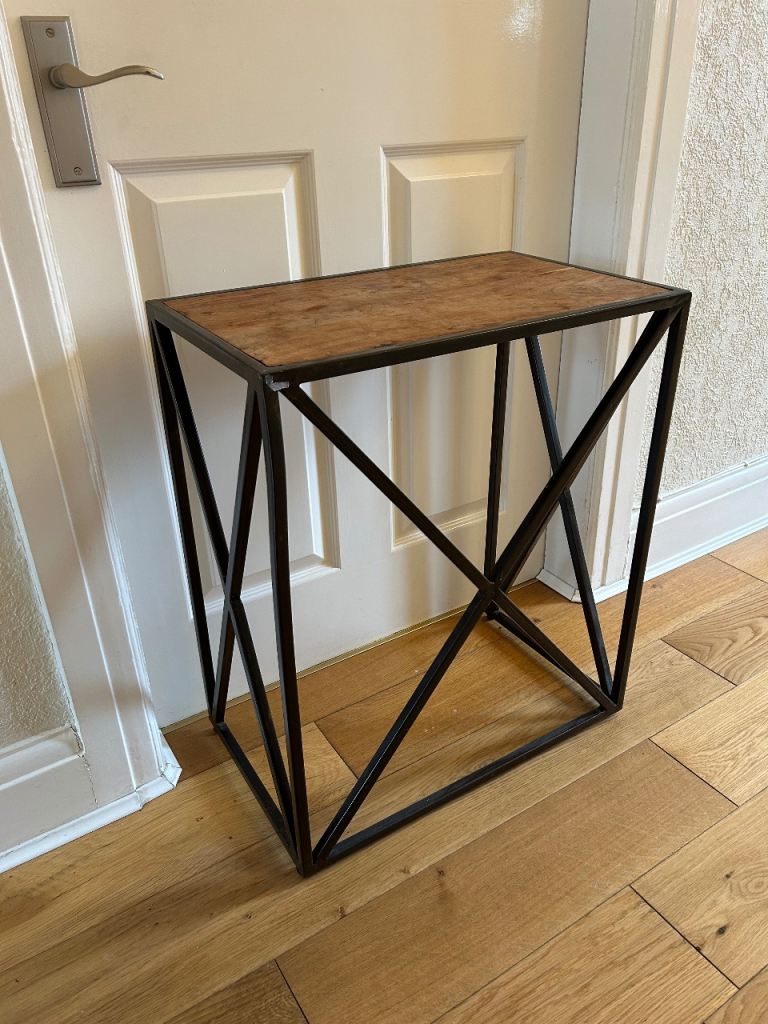 Modern Industrial Side Table – Wood & Metal Geometric Frame