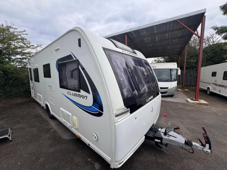 LUNAR CLUBMAN ES 2018 MODEL 4 BERTH FIXED SINGLE BED TOURING CARAVAN
