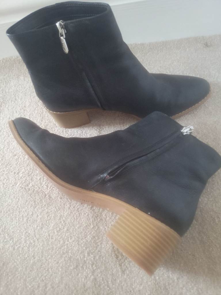 LADIES BLACK LEATHER CLARKS BOOTS - SIZE 7