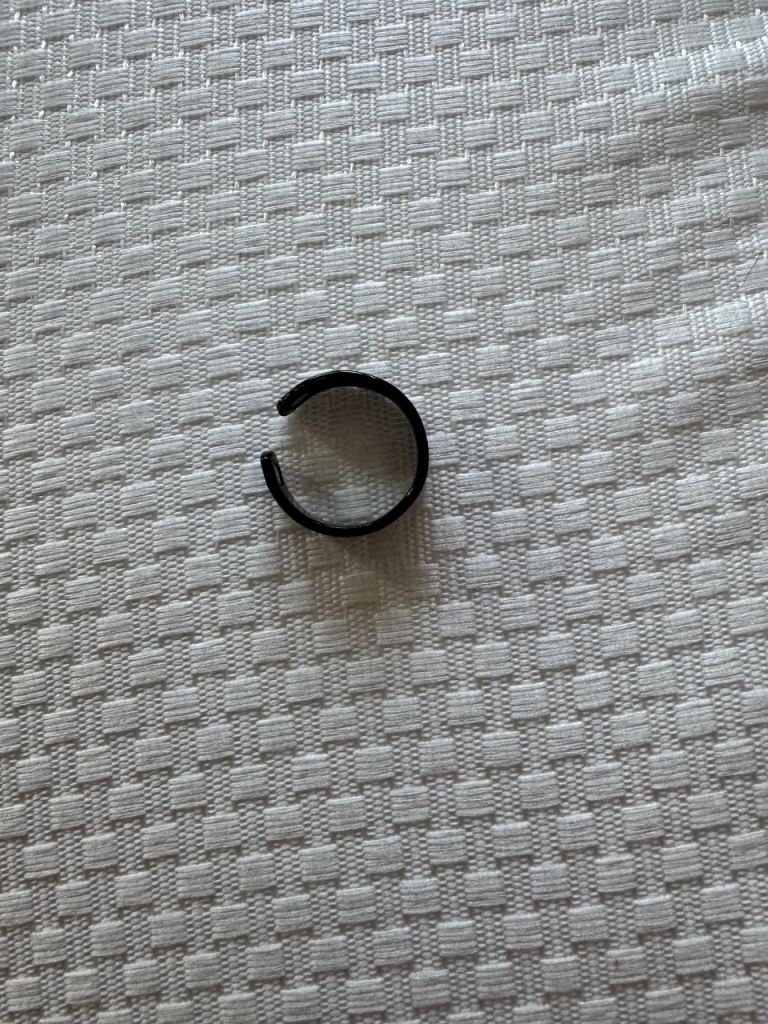 Black Fashion Ring – Good Condition
