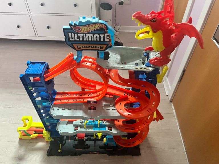 Hot Wheels Ultimate Garage Playset with Dragon – Good Condition